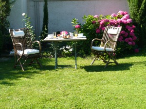 le petit déjeuner peut-être servi dans le jardin en été