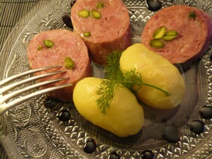 le menu lyonnais de la table d'hôtes à la maison eppelius se compose par exemple d'un saucisson chaud servi avec des pommes de terre